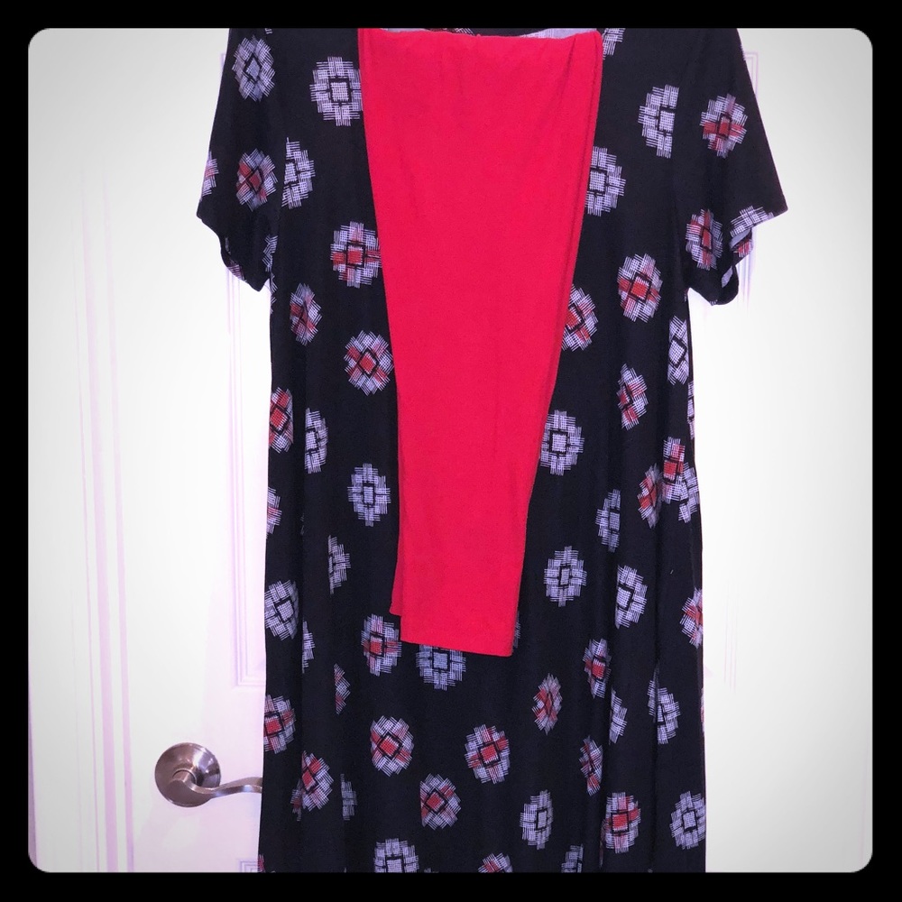 LulaRoe Med Carly and TC Leggings Outfit